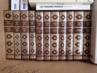 Importante et intéressante mannette de livres...