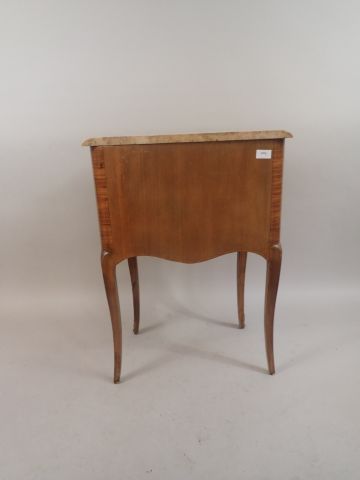 Petite commode en bois de placage de forme...