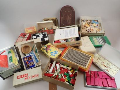 Mannette de jeux et jouets à découvrir, dont...