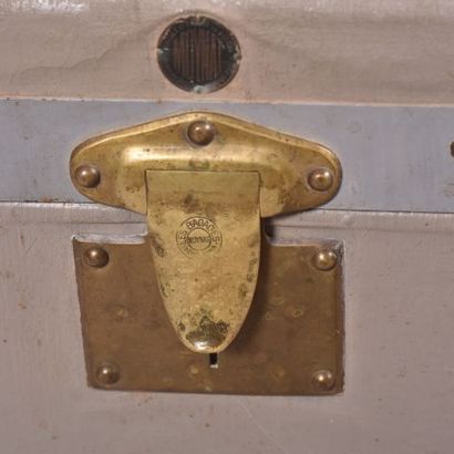MOYNAT. Malle de voiture, âme en bois gainée...