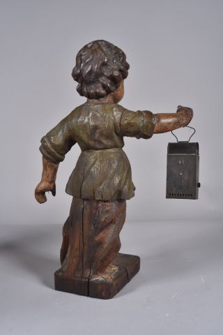 Sujet en bois sculpté peint figurant un putto...