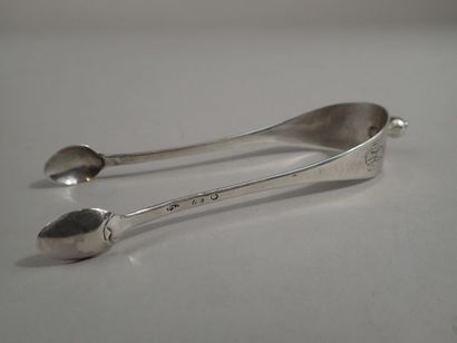 Pince à sucre en argent, chiffrée SM. Poinçon...