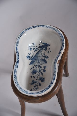 Bidet en faïence blanc-bleu à décor d'une...