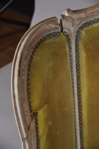 Bergère à oreilles en confessionnal en bois...