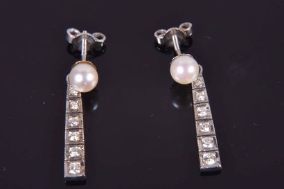 Paire de pendants d’oreilles en or gris (585...