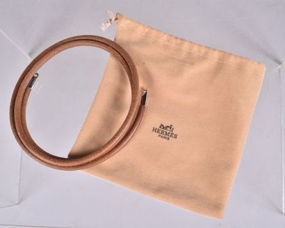 HERMES. Collier ras de cou en lien de cuir...