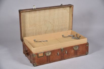 Importante malle de voyage gainée de cuir...