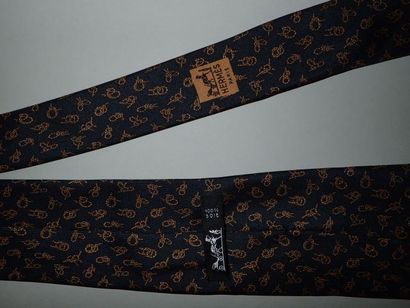 HERMES PARIS cravate en soie à décor imprimé...