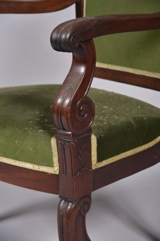 Paire de fauteuils en acajou mouluré et sculpté...
