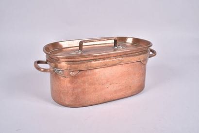 Daubière en cuivre à deux anses et couvercle...