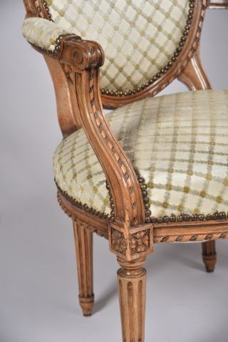 Paire de fauteuils cabriolets en hêtre sculpté,...