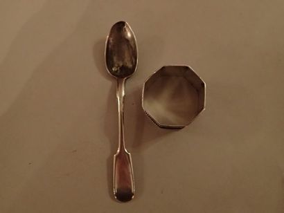 Rond de serviette octogonal en argent niellé....