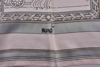 MONDI. Carré en soie à fond rose pâle à décor...