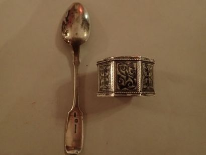 Rond de serviette octogonal en argent niellé....