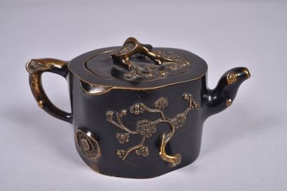 Théière en bronze patiné noir, la paroi verticale...