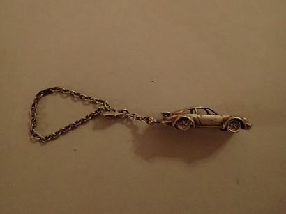 Porte-clés en argent figurant une voiture...