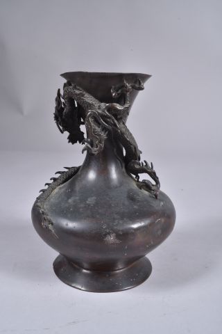 Japon, vers 1900

Vase en bronze de patine...