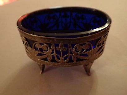 Saleron ovale en argent à décor ajouré de...