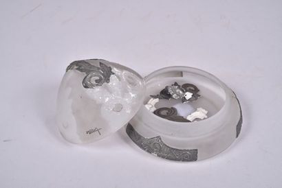 DAUM. Boîte couverte en verre dépoli de forme...