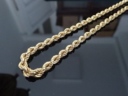 Collier en or jaune à mailles torsadées.

P...