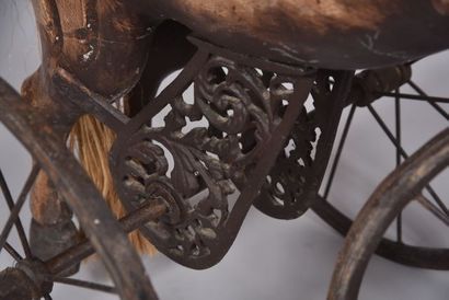 Cheval tricycle en bois peint et métal, avec...