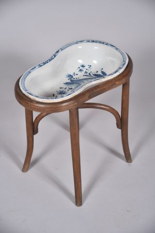 Bidet en faïence blanc-bleu à décor d'une...