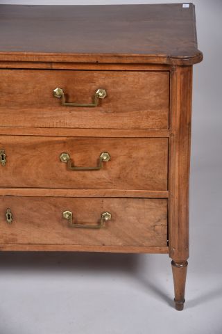 Commode en noyer ouvrant à trois tiroirs...