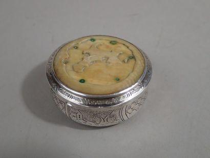 Boîte couverte ou pilulier en argent, le...