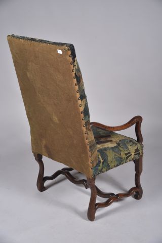Fauteuil en noyer mouluré à dossier plat...