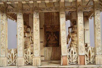 Grand temple en ivoire sculpté et placage...