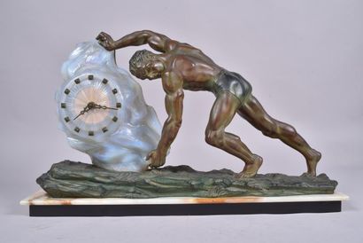 Max LE VERRIER (1891-1973). Pendule en régule...