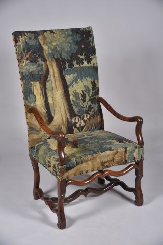 Fauteuil en noyer mouluré à dossier plat...