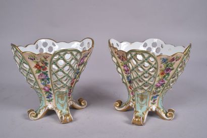 Porcelaine de Paris, paire de bouquetières...