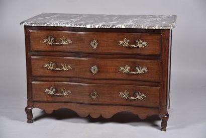 Commode portuaire en acajou à façade galbée...