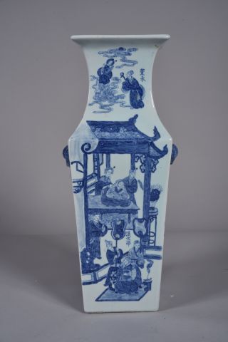 Vase balustre quadrangulaire en porcelaine...
