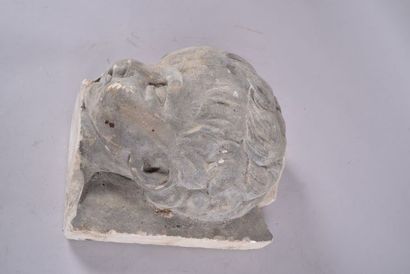 Fragment de tête de putto en pierre calcaire....
