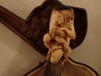 Pipe en écume de mer sculptée d'une femme...