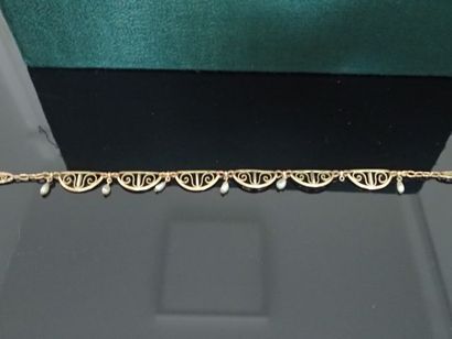 Collier en or jaune à maillons filigrannés...
