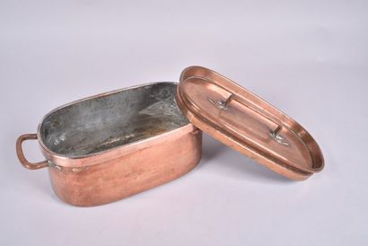 Daubière en cuivre à deux anses et couvercle...