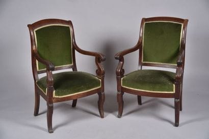 Paire de fauteuils en acajou mouluré et sculpté...