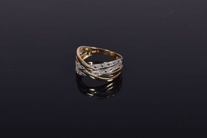 Bague en or jaune (750 millièmes) centrée...