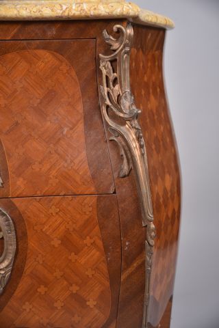 Commode sauteuse galbée de style Louis XV...
