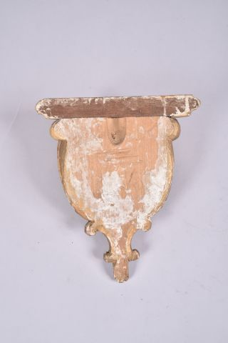 Petite console d'applique en bois doré et...