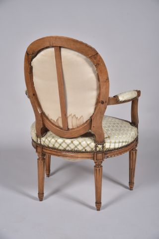 Paire de fauteuils cabriolets en hêtre sculpté,...