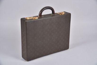 LOUIS VUITTON Paris, attaché case garni de...