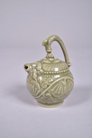 Petite verseuse en porcelaine émaillée céladon,...