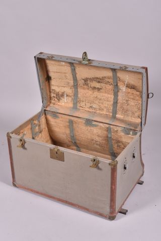 MOYNAT. Malle de voiture, âme en bois gainée...