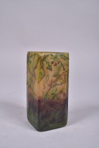 DAUM NANCY. Vase à section carrée en verre...