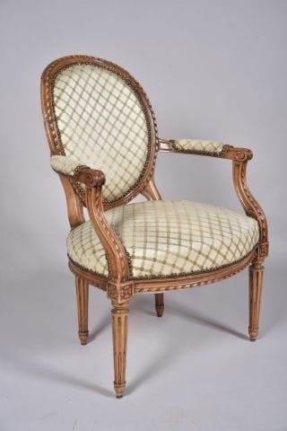 Paire de fauteuils cabriolets en hêtre sculpté,...