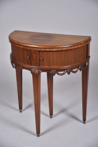 Table à jeu en noyer de forme demi-lune ouvrant...